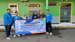 Pemberian Hadia cendramata dari pihak kampus untuk sekolah