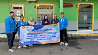 Pemberian Hadia cendramata dari pihak kampus untuk sekolah
