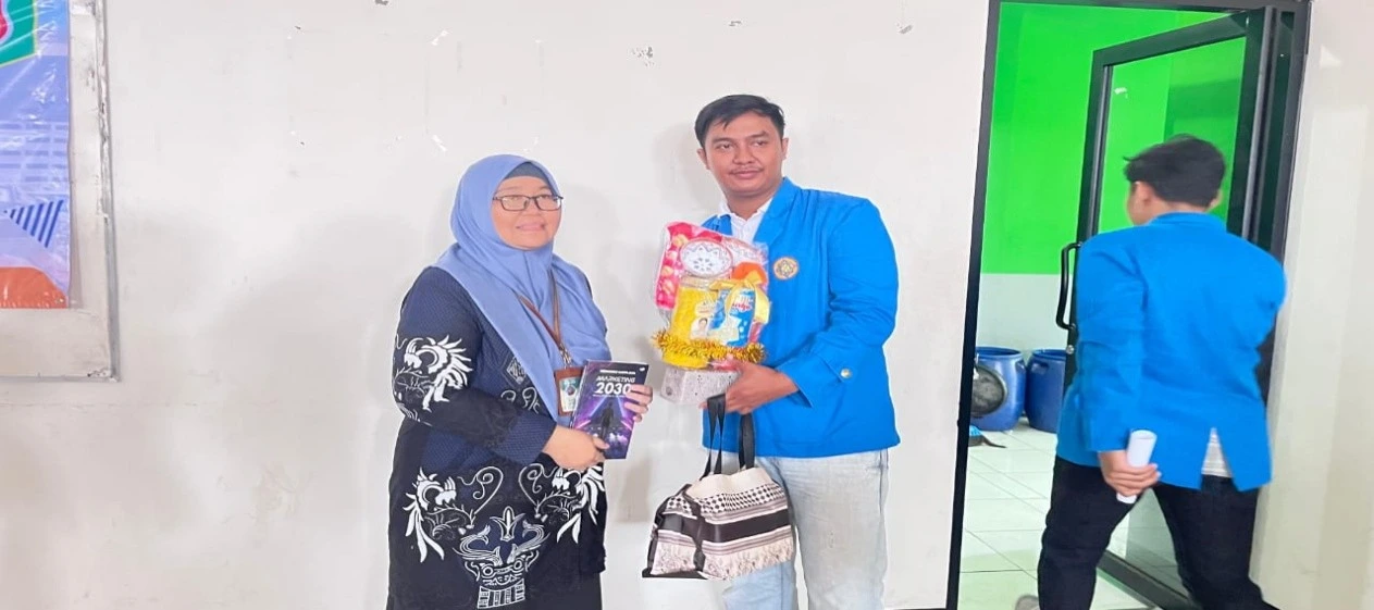 Pemberian Hadia cendramata dari pihak kampus untuk sekolah. (dok pribadi)