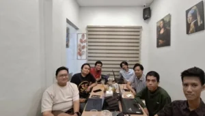 Dokumentasi tim mahasiswa Informatika UNS bersama mitra Growth Digital Agency pada kegiatan akhir implementasi dan evaluasi sistem. Social Media Management