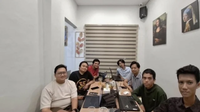 Dokumentasi tim mahasiswa Informatika UNS bersama mitra Growth Digital Agency pada kegiatan akhir implementasi dan evaluasi sistem. Social Media Management