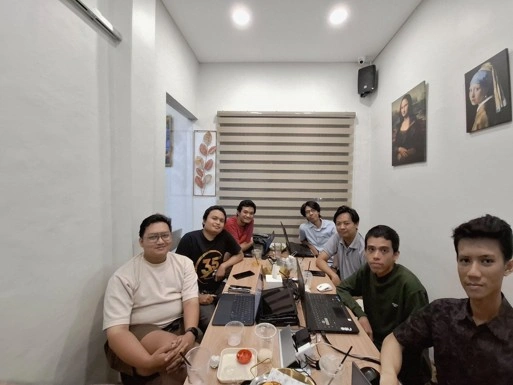 Dokumentasi tim mahasiswa Informatika UNS bersama mitra Growth Digital Agency pada kegiatan akhir implementasi dan evaluasi sistem. Social Media Management