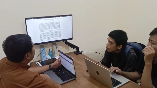 Gambar 3. Konsultasi tim mahasiswa bersama dosen pembimbing dalam proses perancangan dan pengembangan sistem.
