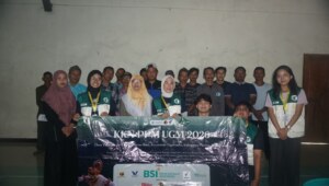 Tim KKN UGM Kenalkan Feromon Trap untuk Tekan Pestisida Kimia di Pacitan