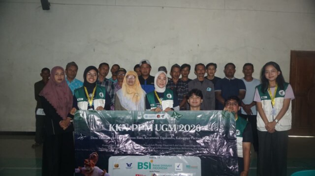 Tim KKN UGM Kenalkan Feromon Trap untuk Tekan Pestisida Kimia di Pacitan