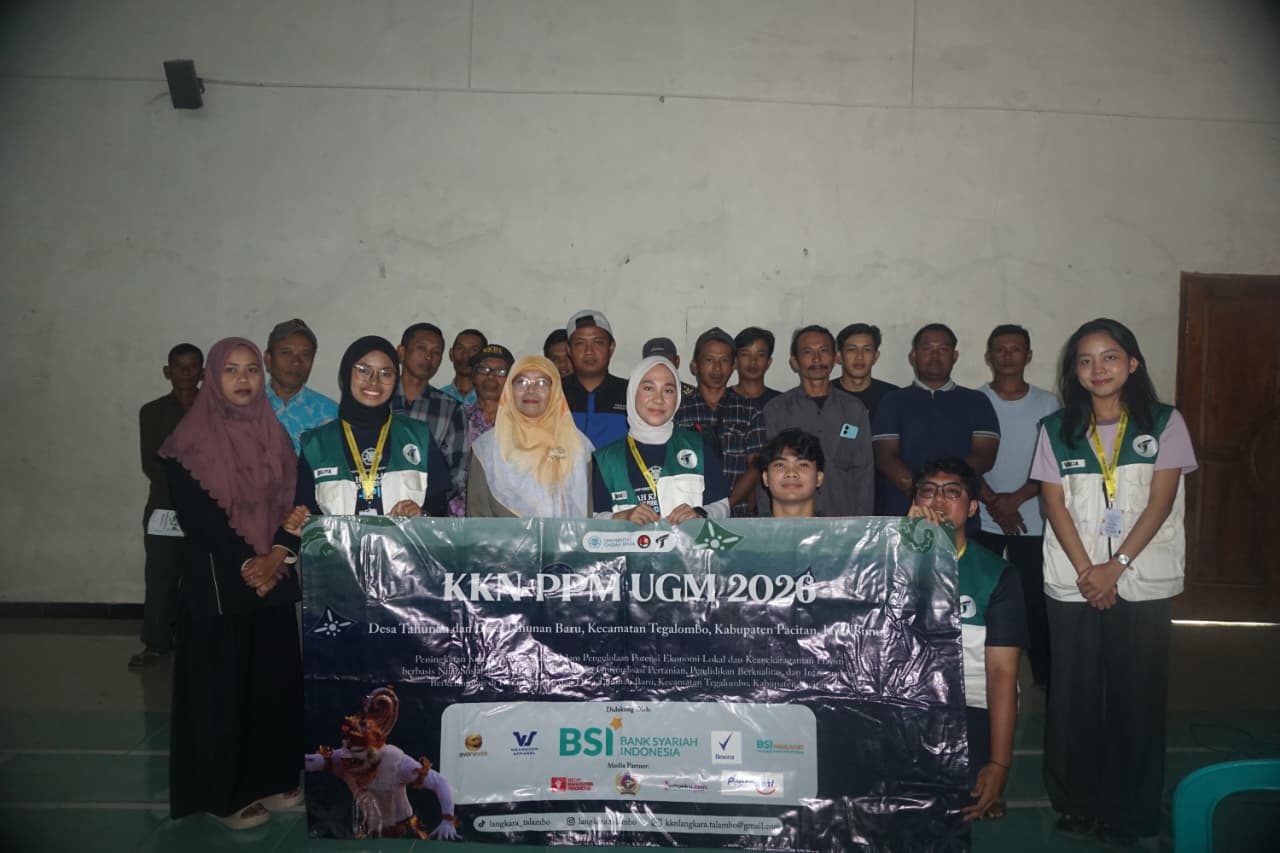 Tim KKN UGM Kenalkan Feromon Trap untuk Tekan Pestisida Kimia di Pacitan