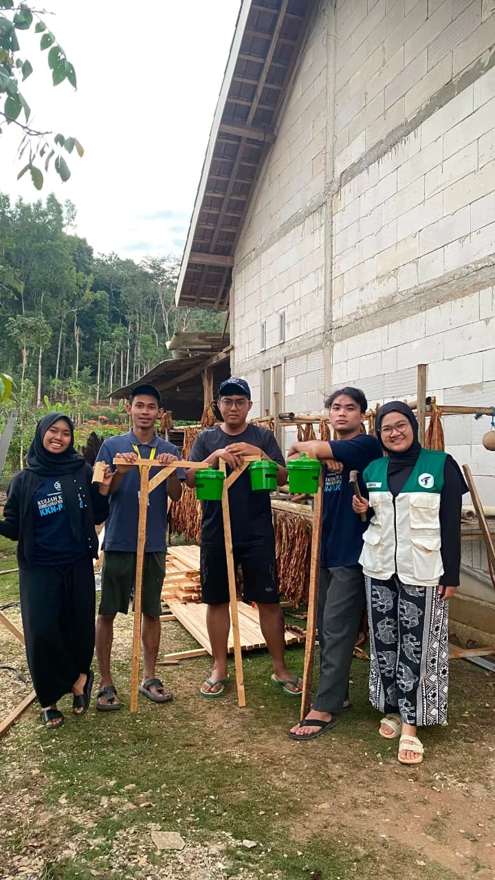 Tim KKN UGM Kenalkan Feromon Trap untuk Tekan Pestisida Kimia di Pacitan4