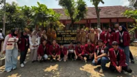 Gambar 1. Dokumentasi bersama guru dan staff di SD Negeri 2 Gampingan