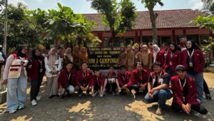 Gambar 1. Dokumentasi bersama guru dan staff di SD Negeri 2 Gampingan