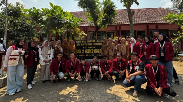 Gambar 1. Dokumentasi bersama guru dan staff di SD Negeri 2 Gampingan