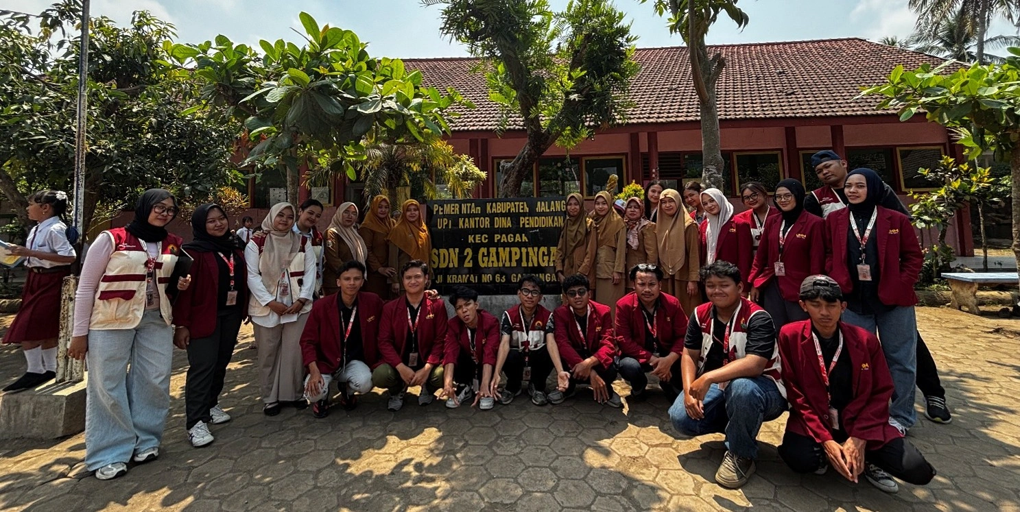 Gambar 1. Dokumentasi bersama guru dan staff di SD Negeri 2 Gampingan