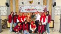 Gambar 1. Dokumentasi bersama pihak kader dan puskesmas pembantu