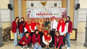 Gambar 1. Dokumentasi bersama pihak kader dan puskesmas pembantu