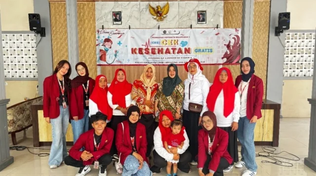 Gambar 1. Dokumentasi bersama pihak kader dan puskesmas pembantu