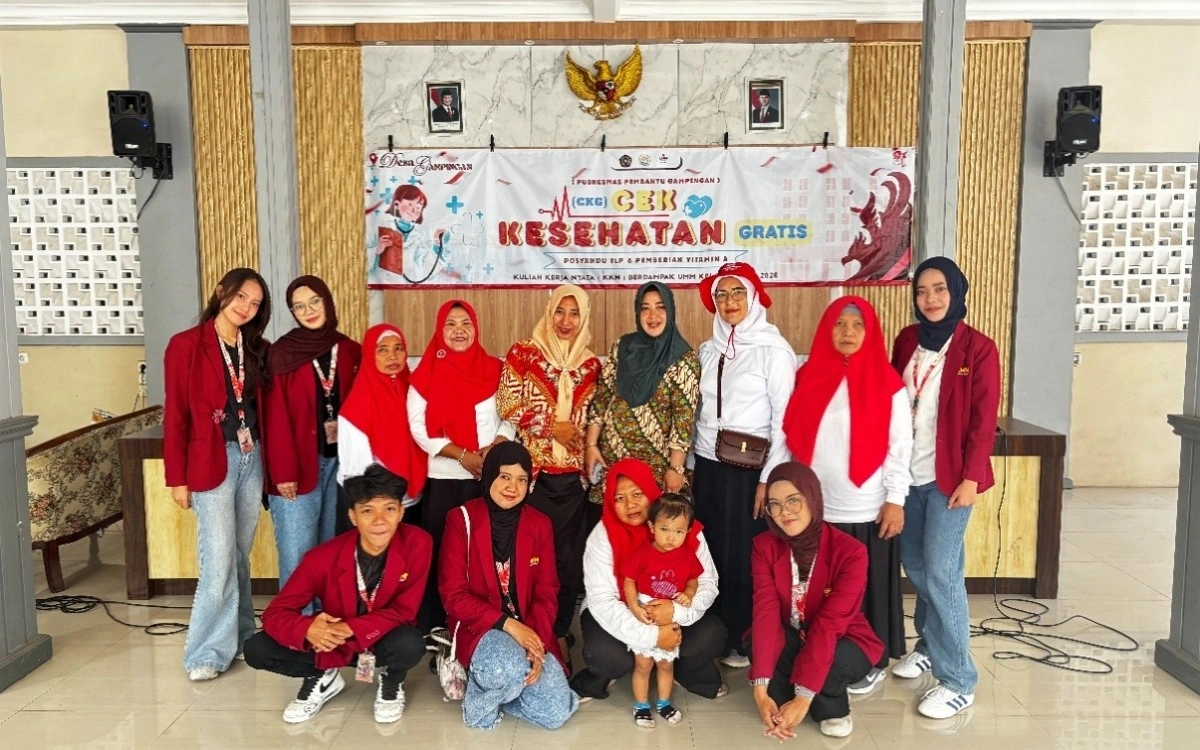 Gambar 1. Dokumentasi bersama pihak kader dan puskesmas pembantu