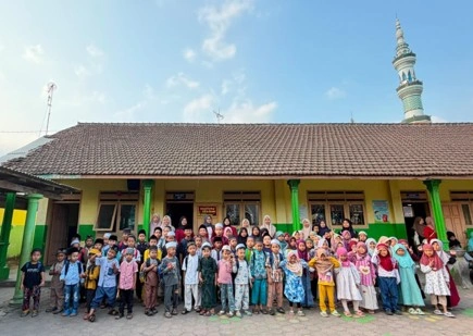 Gambar 1. Foto bersama mahasiswa KKN-Berdampak 119 UMM, pengajar TPQ, dan seluruh santri di halaman TPQ Desa Gampingan