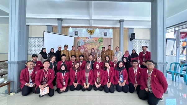 Gambar 1. Foto pembukaan mahasiswa KKN-Berdampak 119 UMM di Balai Desa Gampingan