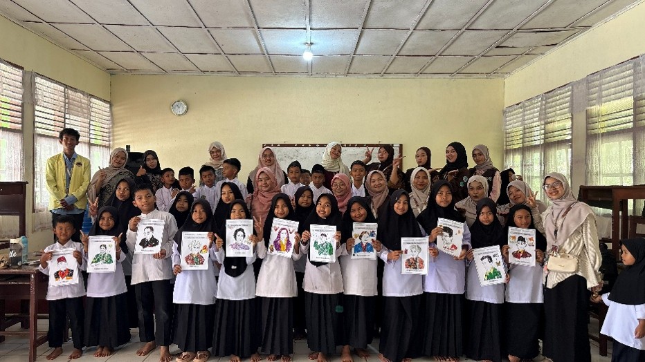 Gambar 10. Sosialisasi Membuat Kolase Pahlawan dengan Menggunakan Sampah Plastik