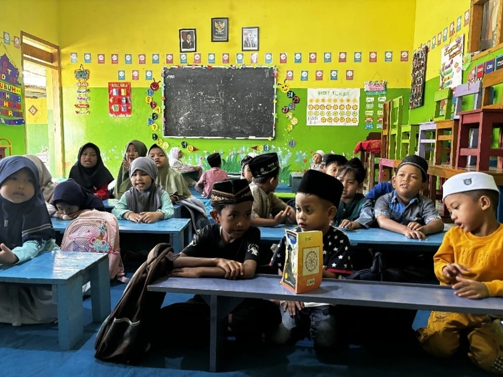 Gambar 2. Suasana penuh semangat anak-anak TPQ saat mengikuti kegiatan belajar – mengajar dan mengaji bersama mahasiswa KKN-Berdampak 119 UMM di dalam kelas