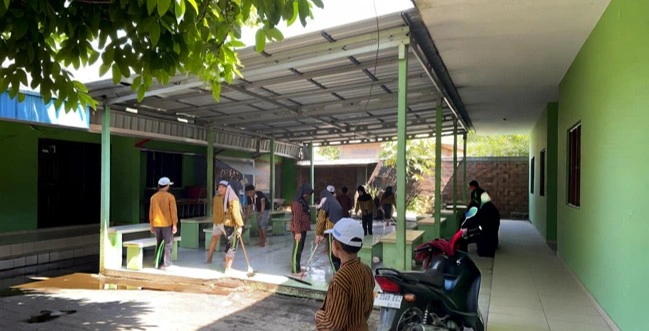 Gambar 3. Dokumentasi kerjabakti setelah sosialisasi di SD Negeri 1 Gampingan