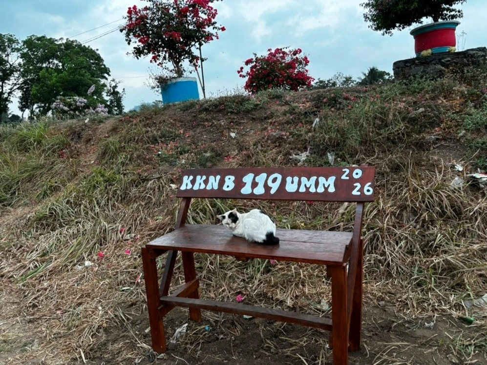 Gambar 3. Salah satu dari 3 unit tempat duduk kayu yang disediakan mahasiswa KKN-Berdampak 119 UMM di area pemancingan wisata Danau Mahoni Dempok