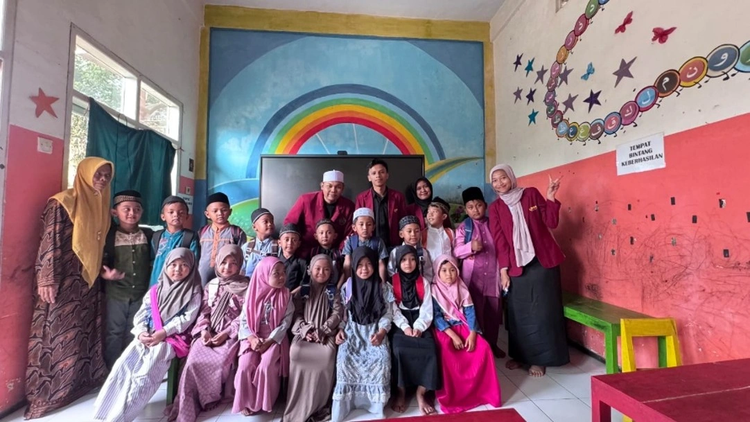 Gambar 4. Dokumentasi kebersamaan mahasiswa KKN-Berdampak 119 UMM bersama para santri dan pengajar TPQ usai kegiatan.