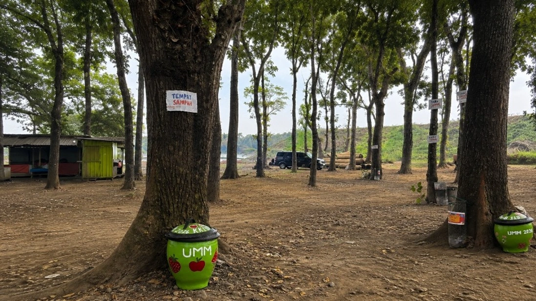 Gambar 4. Penyediaan 11 unit tempat sampah (Karet dan plastik) yang disebar di area wisata Danau Mahoni Dempok melalui program Mahoni Green Action