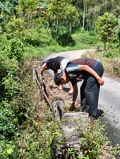 Gambar 7a. Pembersihan rumput sekitar jembatan dan pengecatan jembatan Gambar 7. Pembersihan rumput sekitar jembatan dan pengecatan jembatan