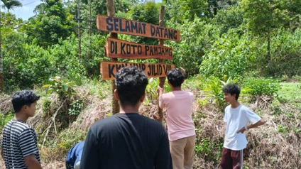 Gambar 8. Pemasangan Plang Jalan