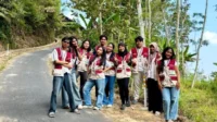 Mahasiswa KKN-PPM XLIX Kelompok 34 UMBY 1 pemasangan reflektor jalan -Mahasiswa KKN-PPM XLIX Kelompok 34 UMBY 1
