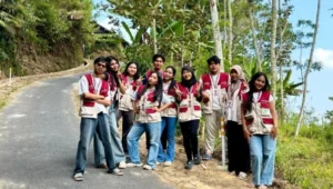 pemasangan reflektor jalan -Mahasiswa KKN-PPM XLIX Kelompok 34 UMBY 1