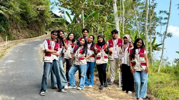 pemasangan reflektor jalan -Mahasiswa KKN-PPM XLIX Kelompok 34 UMBY 1