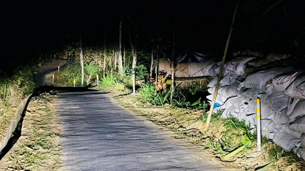 pemasangan reflektor jalan