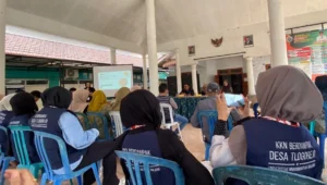 Sosialisasi budidaya maggot bersama warga di Balai Desa Tlogorejo