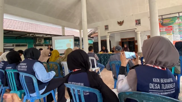 Sosialisasi budidaya maggot bersama warga di Balai Desa Tlogorejo
