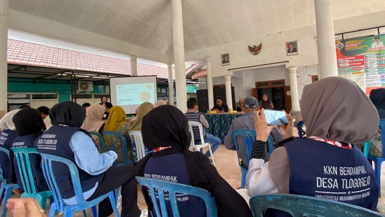 Sosialisasi budidaya maggot bersama warga di Balai Desa Tlogorejo