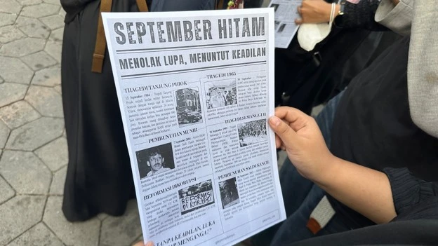 Poster yang dibagikan oleh BEM FH UNS kepada massa yang hadir (Sumber: dokumentasi penulis)